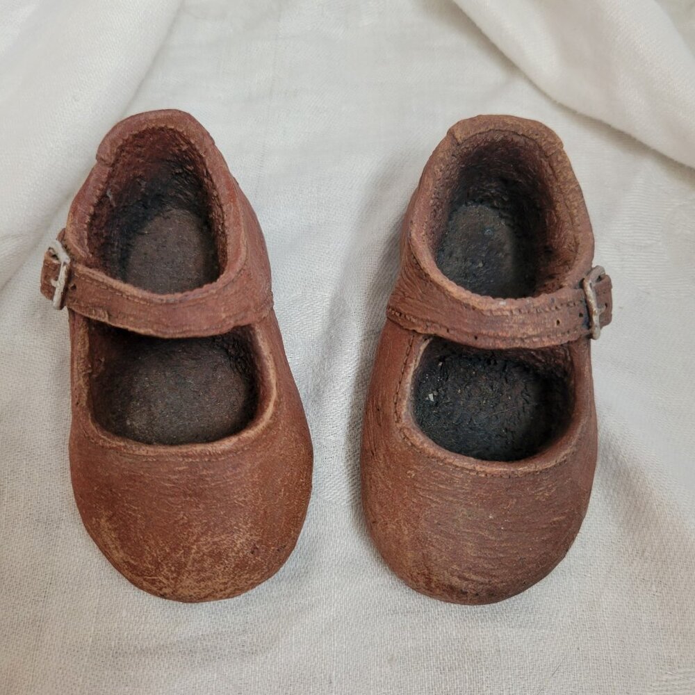 Keypoint Handcrafted Cement Baby Shoes Brown w/buckle decor planter crafts VGC